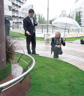 芝生の感触を確認する假屋崎さん（右）と福田市長