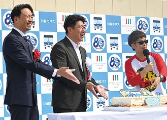 80周年のお祝いケーキを披露したバイク川崎バイクさん（右）、福田市長、青木市議会議長