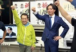 比例で議席を守り「頑張ろう」コールをする金村氏（右）