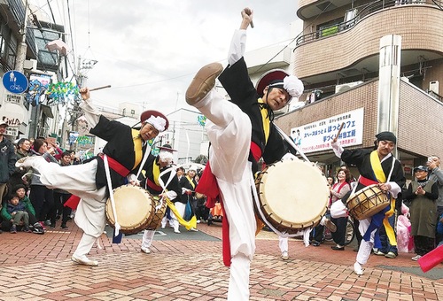 躍動感ある踊りも披露されるプンムルノリ