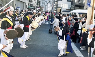 ハルモニたちの前でパフォーマンスを繰り広げる演者