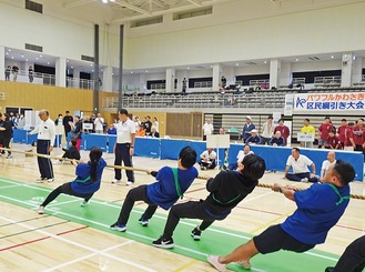 力を合わせて綱を引く区民＝川崎区提供