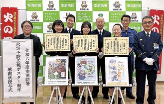 ポスターを描いた川崎総合科学高校の３人と関係者