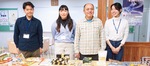 食糧支援の準備を終えたカフェのスタッフと鈴木さん（右から２人目）