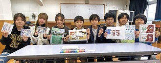 準備を進める平間小６年３組の８人