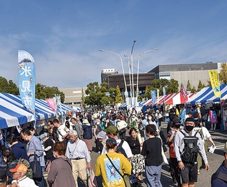 大勢の人で賑わう会場＝昨年