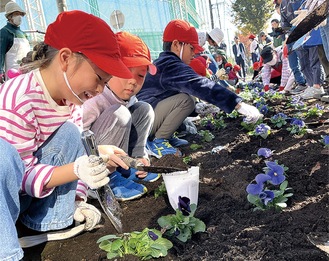 花植えを楽しむ下平間小２年生