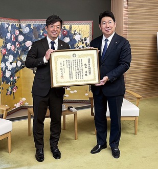 表彰を受ける鬼木監督(左)と福田市長