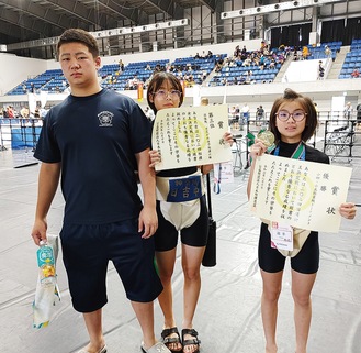 （左から）小川悠人さん、瑚心さん、寧々さん＝母親・裕美さん提供