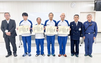 救護措置を行った４人と関係者ら