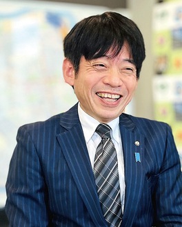 取材に応じる赤坂区長