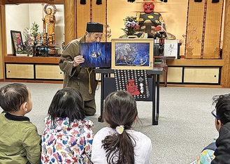 紙芝居を披露する麻布さん