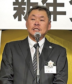 抱負を述べる伊藤会長