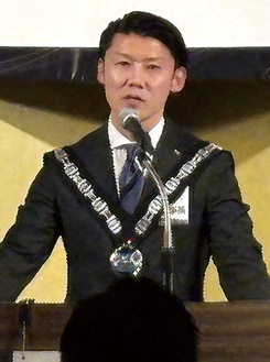 抱負を述べる木村理事長