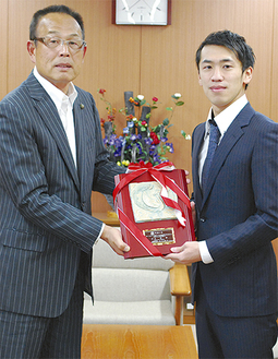 市から称賛の楯が贈呈された