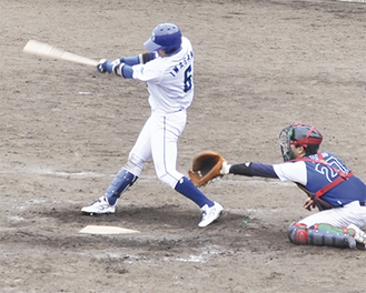 ６回裏の攻撃でスイングする３番岩澤俊彦選手＝18日、サーティーフォー保土ケ谷球場