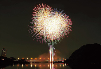 夜空を彩る色とりどりの花火（写真は昨年の花火大会）＝相模原市提供