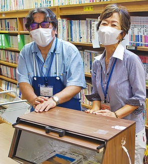 市川勉さん（左）と安藤康恵分館長