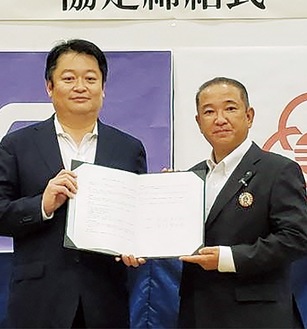 本村市長（右）と長崎山梨県知事