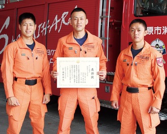全国大会のほふく救出種目に出場した（左から）長澤さん、菊地原さん、寺川さん＝8月29日、市消防局で