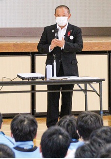 講話をする本村市長＝10月12日