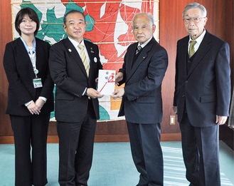 右から飯塚副会長、磯会長、本村市長、大川亜沙奈副市長＝２月16日