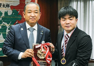 春田選手（右）と本村市長（左）