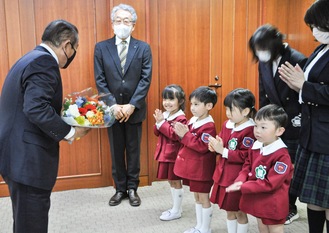 本村賢太郎市長（左）に花束を渡した園児らと黛園長