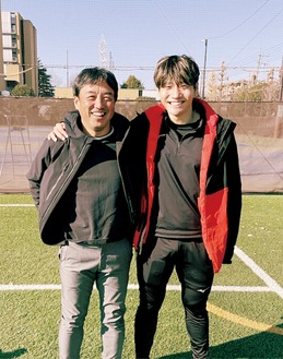 岡村選手（右）と小島さん＝小島さん提供。ＦＣオルテンシア相模原ブログより