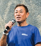 40周年記念の青いＴシャツをまとい、あいさつする赤間理事長