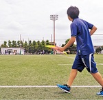 ラインマンを務める中学生