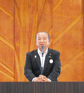 総会の席で挨拶する本村市長