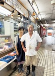 鮮魚店「魚信」を切り盛りしてきた青木さん夫妻