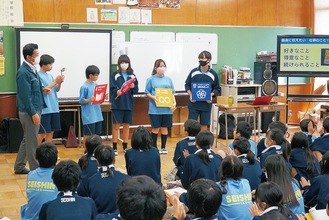 浦上社長の話に耳を傾ける生徒たち