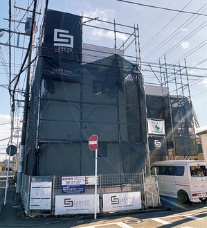 清新にある山京建設の工事現場。同社は黒を基調としたロゴマークでおなじみ