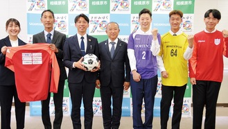 市役所を訪れたオルテンシアアクティブの選手とスタッフ。中央は本村市長。左から３人目が佐栁監督