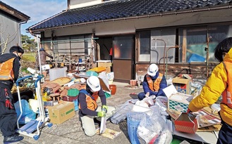 倒壊危険家屋から家財を運び出すボランティア＝越川さん提供