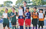 優勝した南ＪＦＣの選手（中央）、九嶋俊彦理事長ら