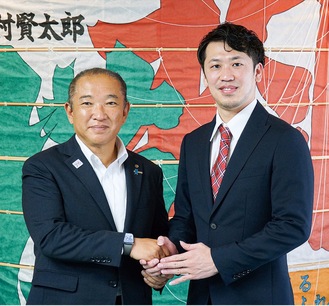 坂井選手（右）と本村市長