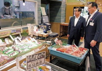 橋本副知事（左）に店内を案内する松木店長