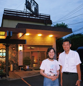 ６代目女将の江成深雪さん（左）と総支配人の原健二さん