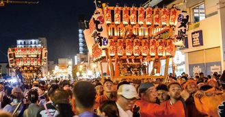 神輿18基と山車８台が行き交う祭り会場