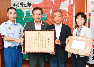 本村市長（中右）に今回の表彰を報告した小川理事長（中左）と田野倉和美常務理事（右）。左は石原英朗消防局長