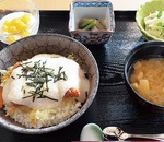 この日のランチは「山かけカツ丼」。うれしいデザート付