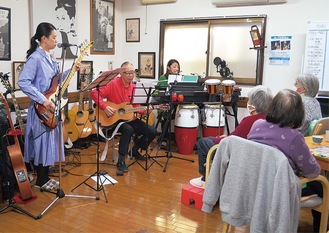 施設を訪れたプロが生演奏を披露