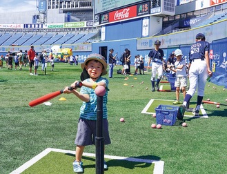 小さい子も楽しく体験（写真は横浜スタジアム）