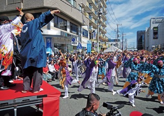 開演の合図となる総踊り