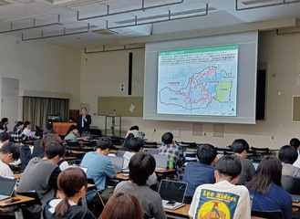 同大学卒業生で福島県双葉町の伊澤町長が登壇した＝1日