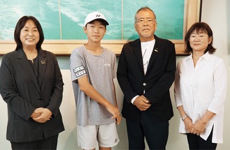 左からセレモアの麦島部長、冨倉さん、ウッドの臼井一政代表取締役会長、福田代表取締役