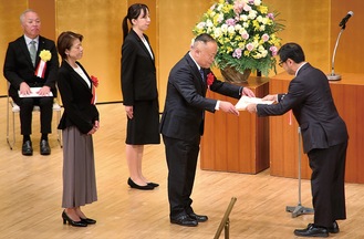 県知事表彰の表彰状を受け取る山口喜久雄さん（右から２人目）